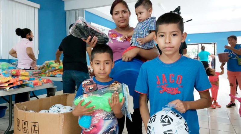 Niños de diferentes comunidades recibieron su juguete