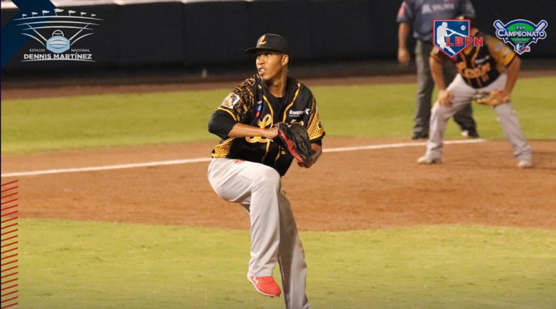 Lanzador de los Leones de León en el Estadio Nacional de Managua