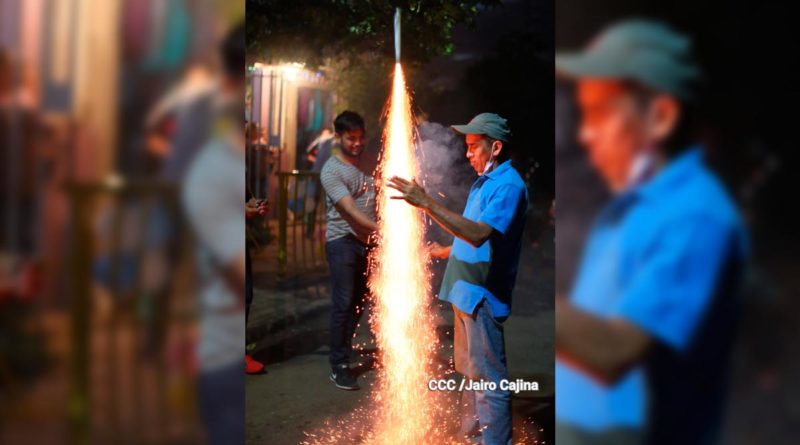 Hombre lanzando un cohete durante la gritería este 7 de diciembre