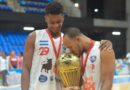 Jugadores del Real Estelí besando el trofeo de campeón de la Liga Superior de Baloncesto (LSB) en el Polideportivo Alexis Arguello.