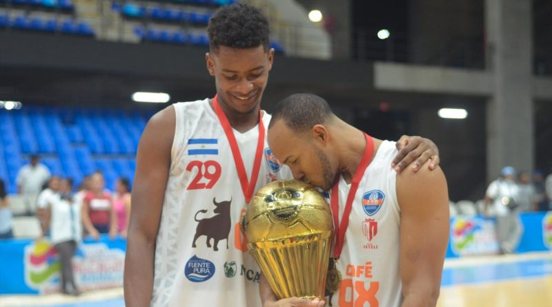 Jugadores del Real Estelí besando el trofeo de campeón de la Liga Superior de Baloncesto (LSB) en el Polideportivo Alexis Arguello.