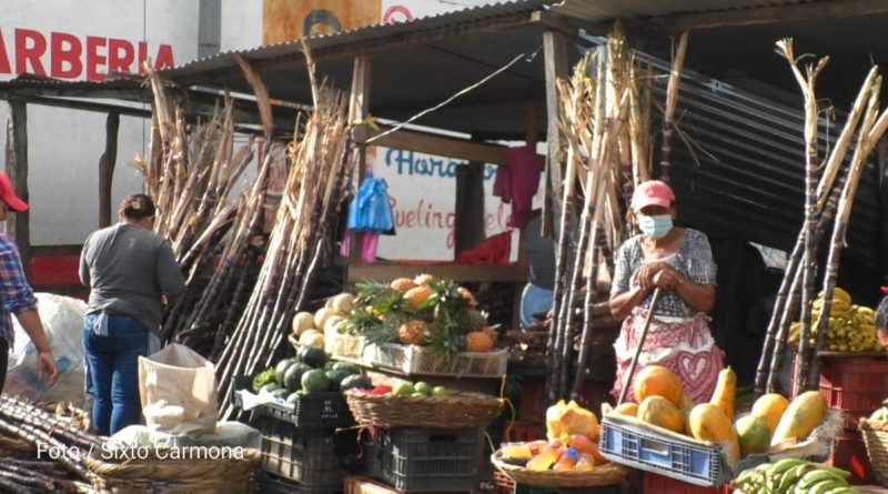 Comerciante del mercado de Rivas ofertando sus productos para la celebración de La Gritería.