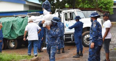 Efectivos militares del Distrito Naval Caribe del Ejército de Nicaragua, descargando 973 paquetes alimenticios en la bodega del INATEC, del municipio de Bluefields.