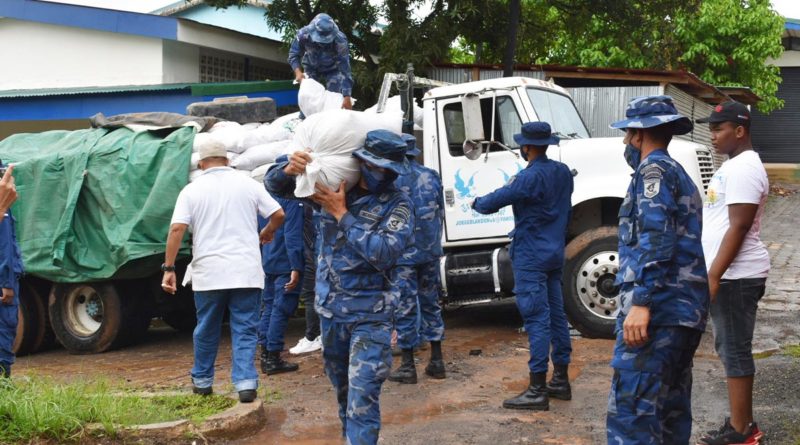 Efectivos militares del Distrito Naval Caribe del Ejército de Nicaragua, descargando 973 paquetes alimenticios en la bodega del INATEC, del municipio de Bluefields.