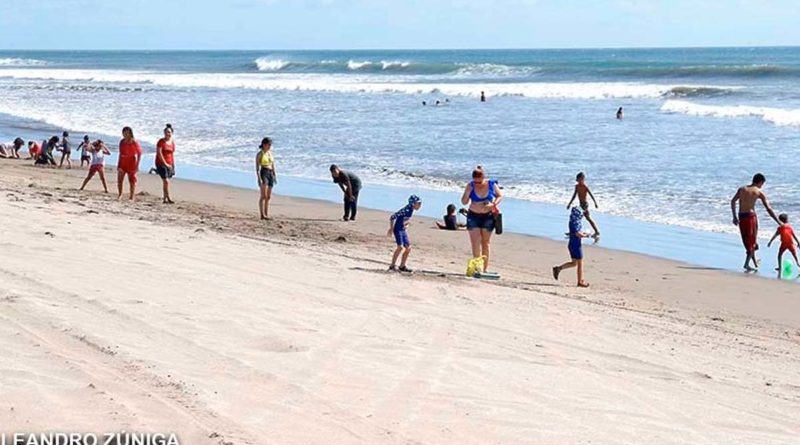 Familias en la playa de Pochomil