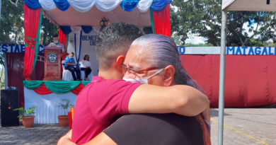 Madre de familia abrazando emotivamente a su hijo ex privado de libertad
