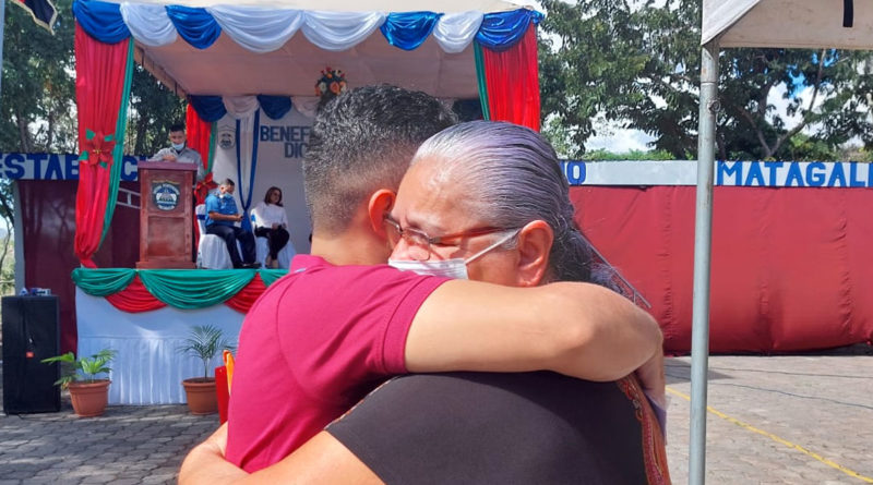 Madre de familia abrazando emotivamente a su hijo ex privado de libertad