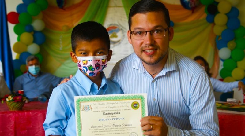 Estudiantes de la Escuela Taller de la Asociación de Cumplidores por la Paz de Nindirí en la entrega de títulos de promoción en Audio y Video, Pintura y Piano.