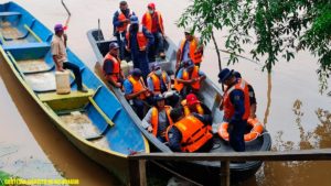 Efectivos de la Fuerza Naval del Ejército de Nicaragua en búsqueda de cuerpos sin vida en El Rama