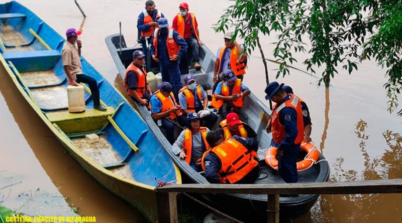 Efectivos de la Fuerza Naval del Ejército de Nicaragua en búsqueda de cuerpos sin vida en El Rama