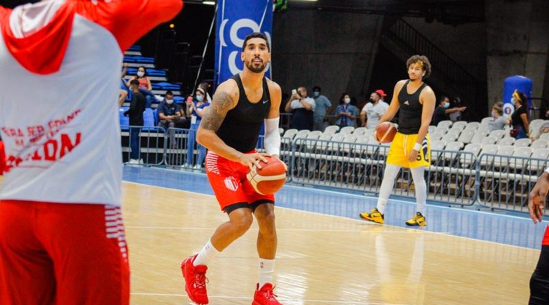 Jugadores del Real Estelí en el juego ante los Stingers en la Basketball Champions League.