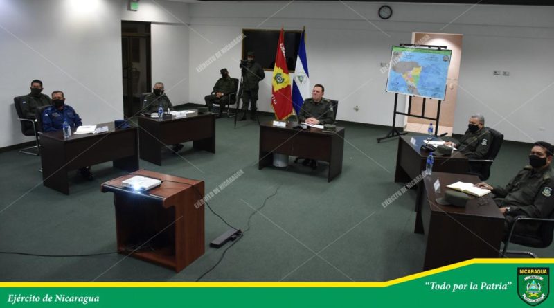 Comandante en Jefe del Ejército de Nicaragua, General de Ejército Julio César Avilés Castillo en reunión virtual con el Jefe del Estado Mayor Conjunto de las Fuerzas Armadas de Honduras, General de División Tito Livio Moreno Coello