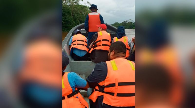 Efectivos de la Fuerza Naval del Ejército de Nicaragua en búsqueda de cuerpos sin vida en El Rama
