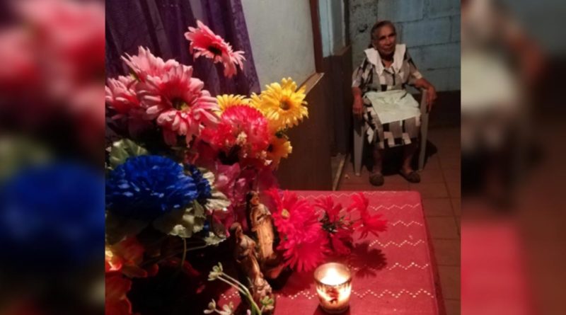 Doña Marisol, una mujer nicaragüense de sesenta años que nos relata sobre sacerdotes golpistas.