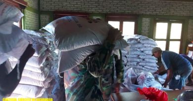 Efectivos militares del Destacamento Militar Norte durante el descargue de 1,000 paquetes de semillas de frijoles rojos en la bodega del INTA en Waspam.