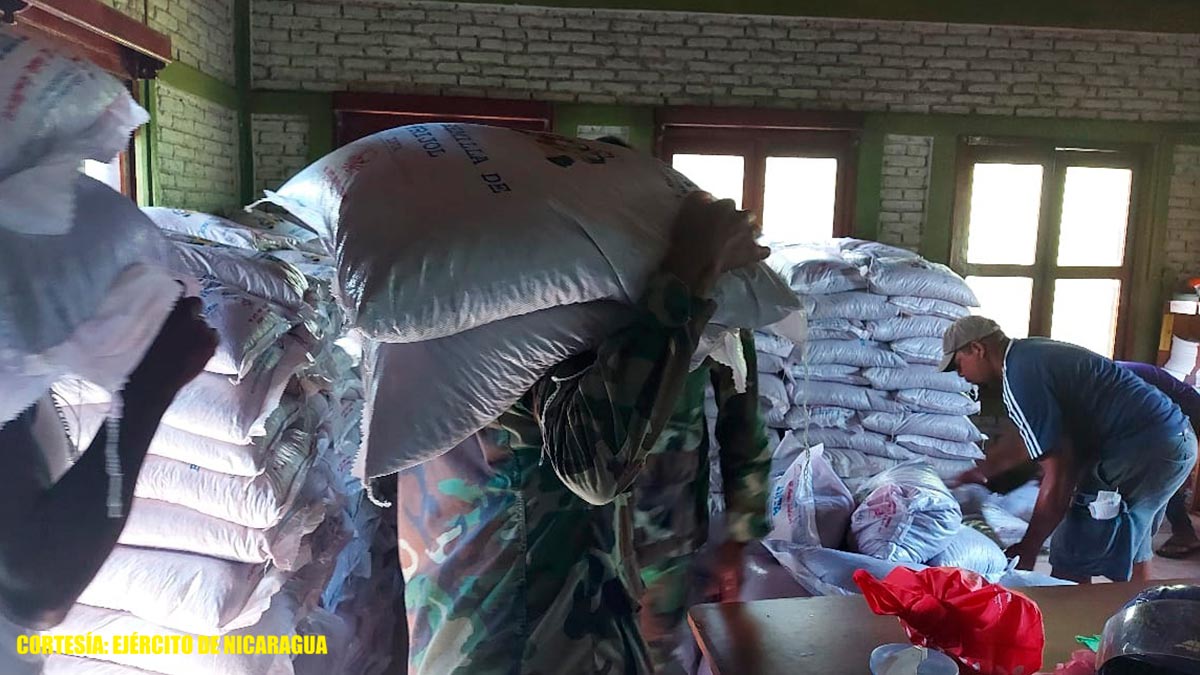 Ejército de Nicaragua descargó mil paquetes de semillas de frijoles rojos en la bodega del INTA en Waspam, RACN