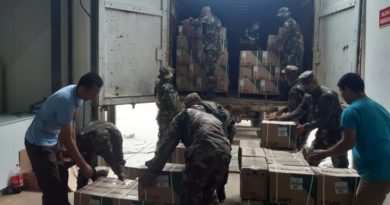 Efectivos militares del Destacamento Militar Sur durante el descargue de 1,750 paquetes de suministros médicos en la bodega central del SILAIS – San Carlos