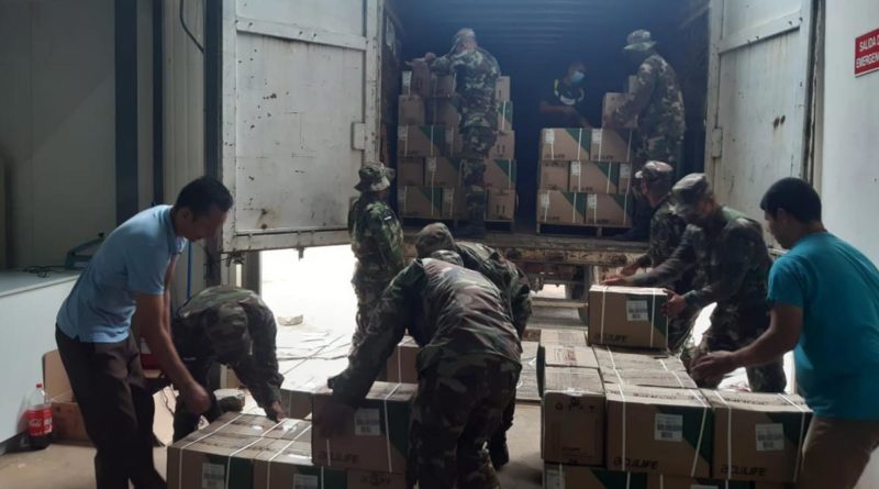 Efectivos militares del Destacamento Militar Sur durante el descargue de 1,750 paquetes de suministros médicos en la bodega central del SILAIS – San Carlos