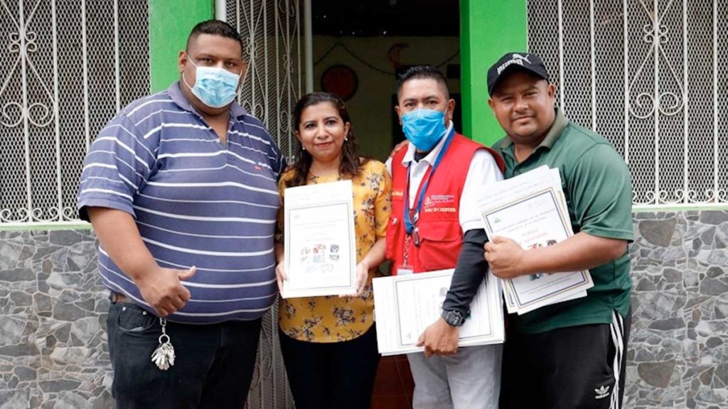 Familia de Ciudad Sandino recibe su título de propiedad