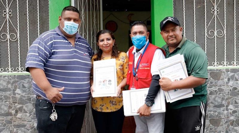 Familia de Ciudad Sandino recibe su título de propiedad