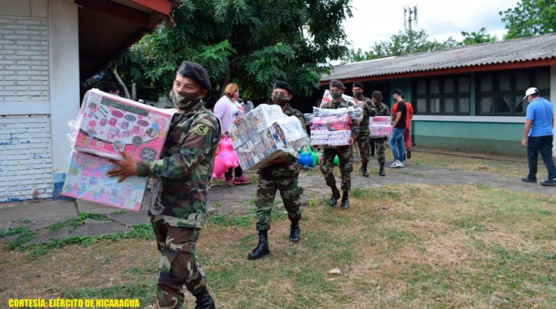 Efectivos del Ejército de Nicaragua trasladando juguetes para niños de centros educativos públicos en Ciudad Sandino, Managua.