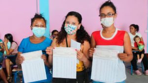 Mujeres emprendedoras de Nueva Segovia con sus cheques en la mano del Programa Usura Cero