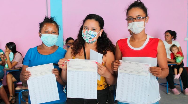 Mujeres emprendedoras de Nueva Segovia con sus cheques en la mano del Programa Usura Cero