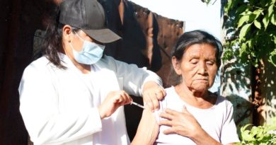 Enfermera del Ministerio de Salud de Nicaragua (MINSA), vacunando contra la COVID-19 a una ciudadana habitante del barrio 18 de Mayo de Managua.