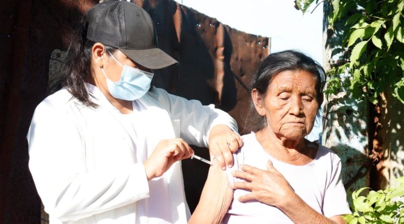 Enfermera del Ministerio de Salud de Nicaragua (MINSA), vacunando contra la COVID-19 a una ciudadana habitante del barrio 18 de Mayo de Managua.