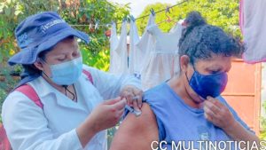 Pobladora del barrio Hiealeah recibe vacuna contra el COVID-19
