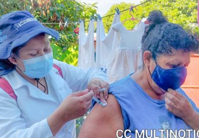 Pobladora del barrio Hiealeah recibe vacuna contra el COVID-19
