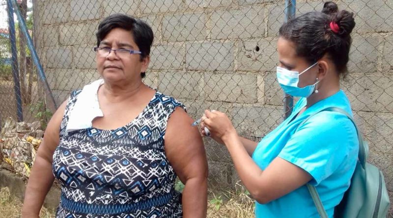 Brigadista del Ministerio de Salud aplica vacuna a pobladora de Tipitapa