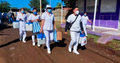 Brigadas del Ministerio de Salud de Nicaragua (MINSA) vacunando contra la COVID-19 en el Barrio 4 de Abril de Mateare.