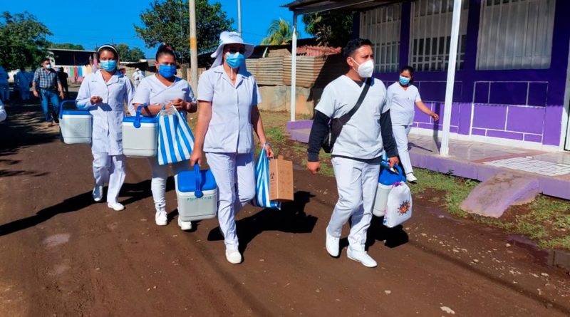 Brigadas del Ministerio de Salud de Nicaragua (MINSA) vacunando contra la COVID-19 en el Barrio 4 de Abril de Mateare.