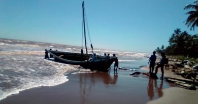 Efectivos militares junto a pescadores durante el rescate del velero de bandera nicaragüense, el cual quedó a la deriva a 6 kilómetros al sur de la comunidad de Tasbapauni, municipio de Laguna de Perlas, Región Autónoma Costa Caribe Sur.