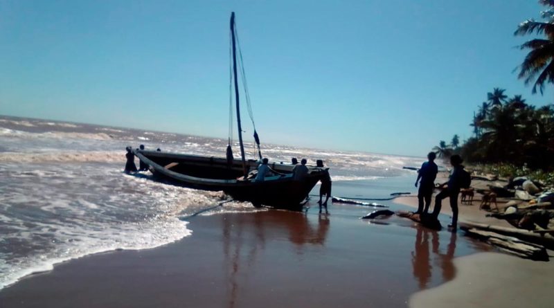 Efectivos militares junto a pescadores durante el rescate del velero de bandera nicaragüense, el cual quedó a la deriva a 6 kilómetros al sur de la comunidad de Tasbapauni, municipio de Laguna de Perlas, Región Autónoma Costa Caribe Sur.