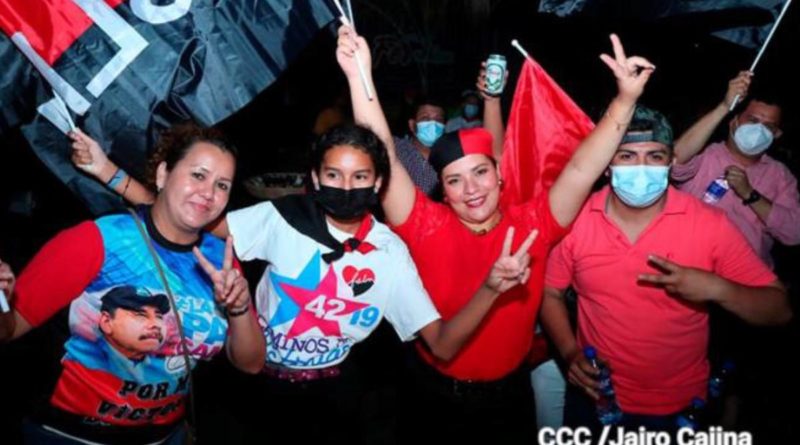 Militantes sandinistas celebran en la Plaza de las Victorias el triunfo en las elecciones 2021