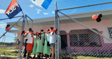 Personal de salud y mujeres embarazadas cortando la cinta de inauguración de la nueva casa materna en El Viejo, Chinandega
