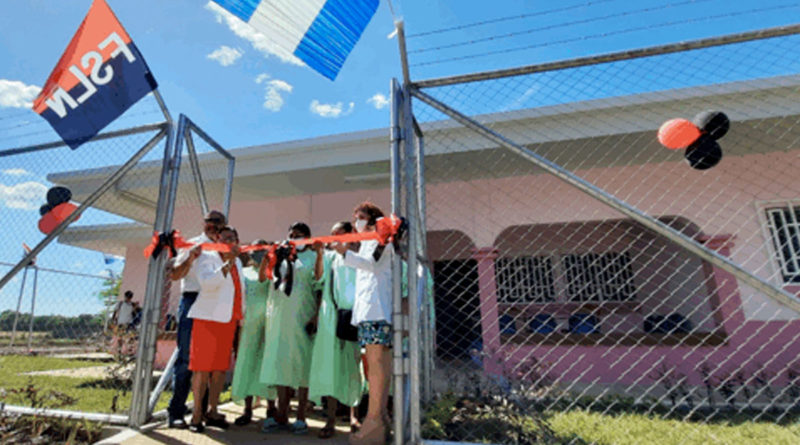 Personal de salud y mujeres embarazadas cortando la cinta de inauguración de la nueva casa materna en El Viejo, Chinandega