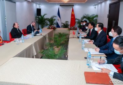 Presidente Daniel Ortega y Compañera Rosario Murillo reunidos con delegación de la República Popular de China.