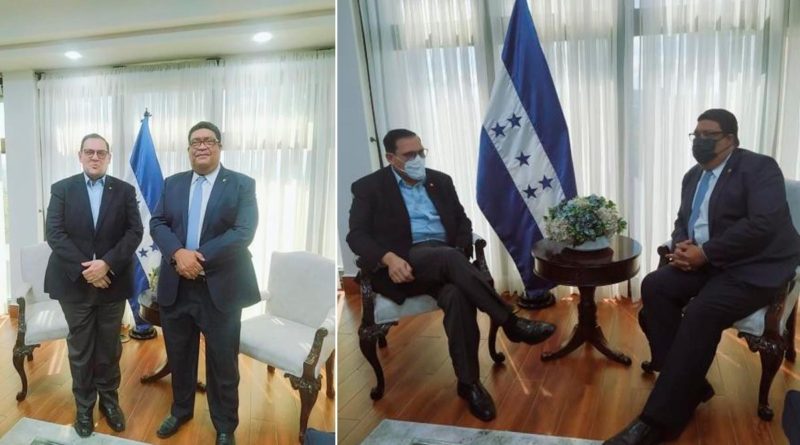 Canciller de Honduras, Lisandro Rosales Banegas recibiendo en su despacho al Embajador de Nicaragua en Honduras, Valdrack L. Jaentschke.
