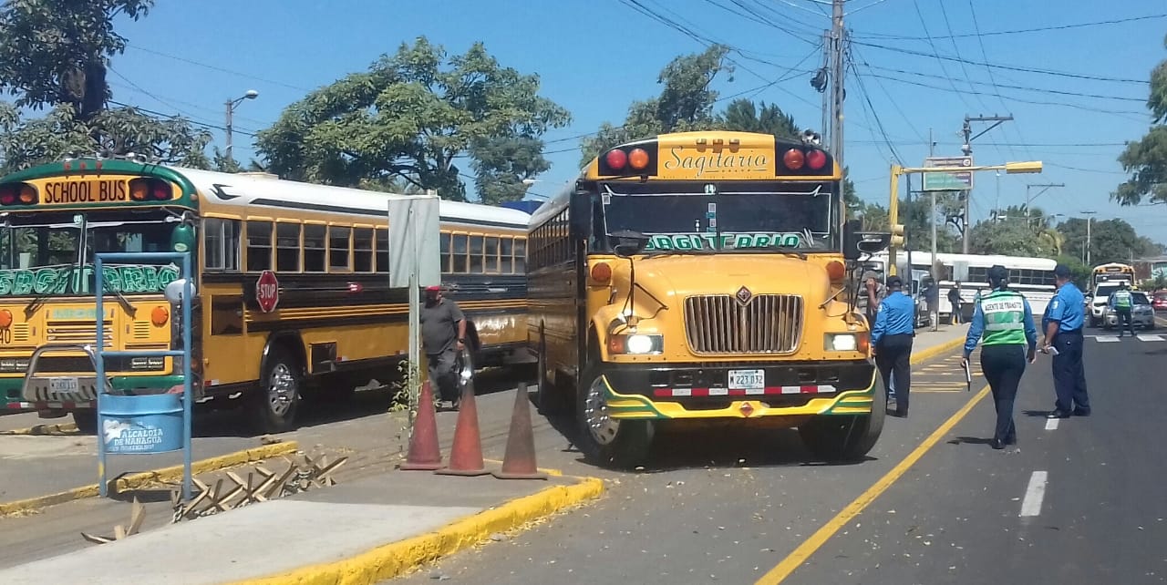 Bus escolar apunto de ser inspeccionado por agentes de transito nacional