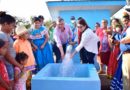 Familias de la comunidad Troilo durante la inauguración del proyecto de agua potable y saneamiento
