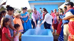 Familias de la comunidad Troilo durante la inauguración del proyecto de agua potable y saneamiento