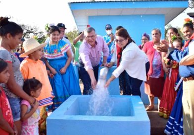 Familias de la comunidad Troilo durante la inauguración del proyecto de agua potable y saneamiento