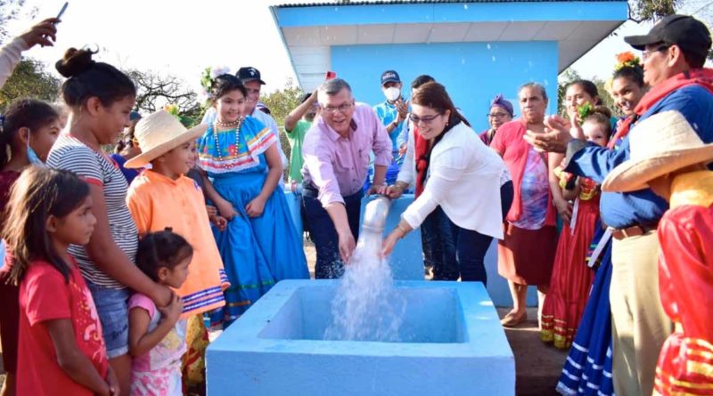 Familias de la comunidad Troilo durante la inauguración del proyecto de agua potable y saneamiento