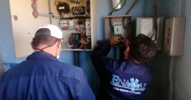 Operarios de ENACAL trabajando en la rehabilitación de sistema de agua en sector El Litoral, entre Diriamba y Jinotepe