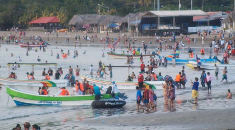 Turistas en la playa de San Juan del Sur