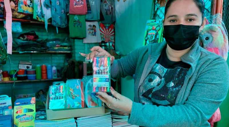Comerciantes de Matagalpa ofreciendo artículos escolares