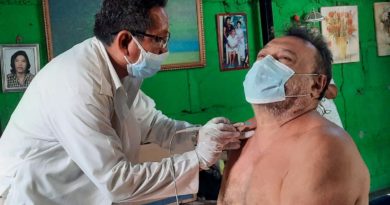 Médico del Centro Nacional de Dermatología brinda atención a un paciente en el barrio San Ignacio